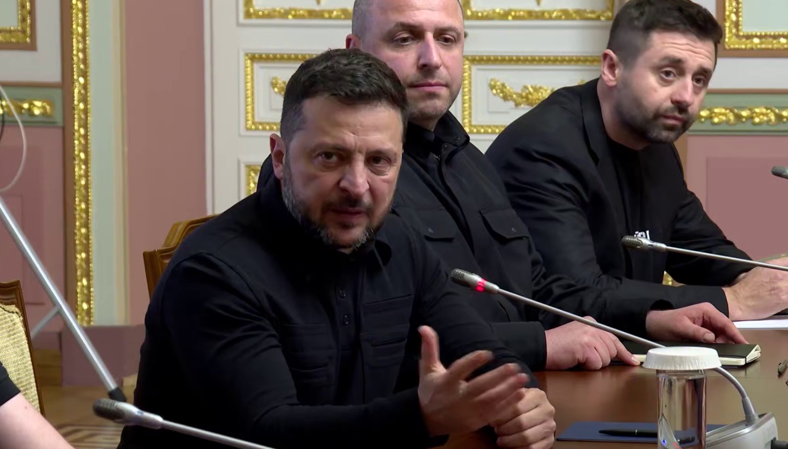 Зеленський розкрив, які питання обговорили з посланцями Трампа і європейцям Зеленський розкрив, які питання обговорили з посланцями Трампа і європейцям